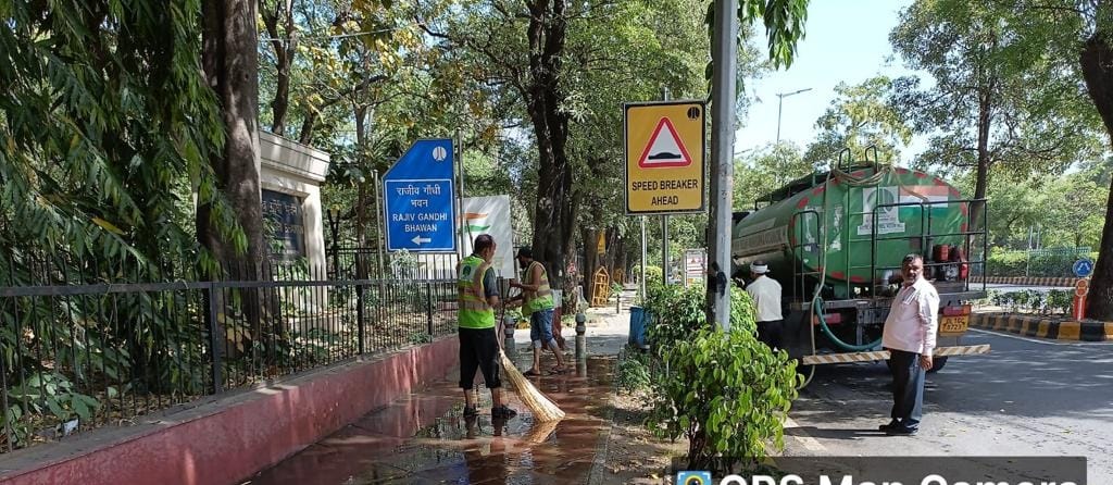 tweetndmc's tweet photo. Under Special Sanitation Drive #NDMC carried out wet cleaning of pavements at PM House, Safdarjung Road and Prithviraj Road.
#G20India
#BanonSingleUsePlastic
#SwachhSurvekshan2023
#CleanCity
@DeepaAthlete https://t.co/NfLiIP2680