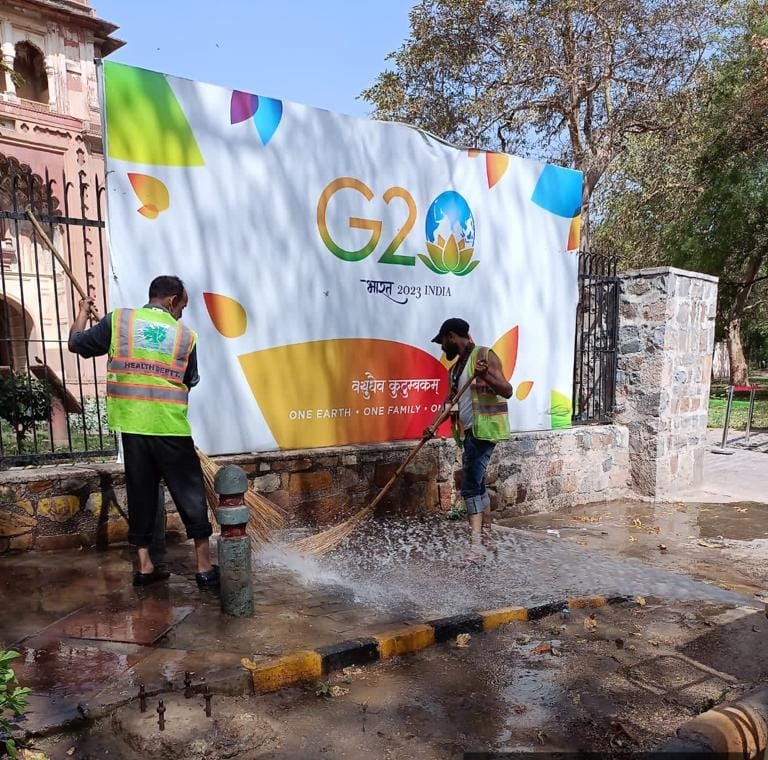tweetndmc's tweet photo. Under Special Sanitation Drive #NDMC carried out wet cleaning of pavements at PM House, Safdarjung Road and Prithviraj Road.
#G20India
#BanonSingleUsePlastic
#SwachhSurvekshan2023
#CleanCity
@DeepaAthlete https://t.co/NfLiIP2680