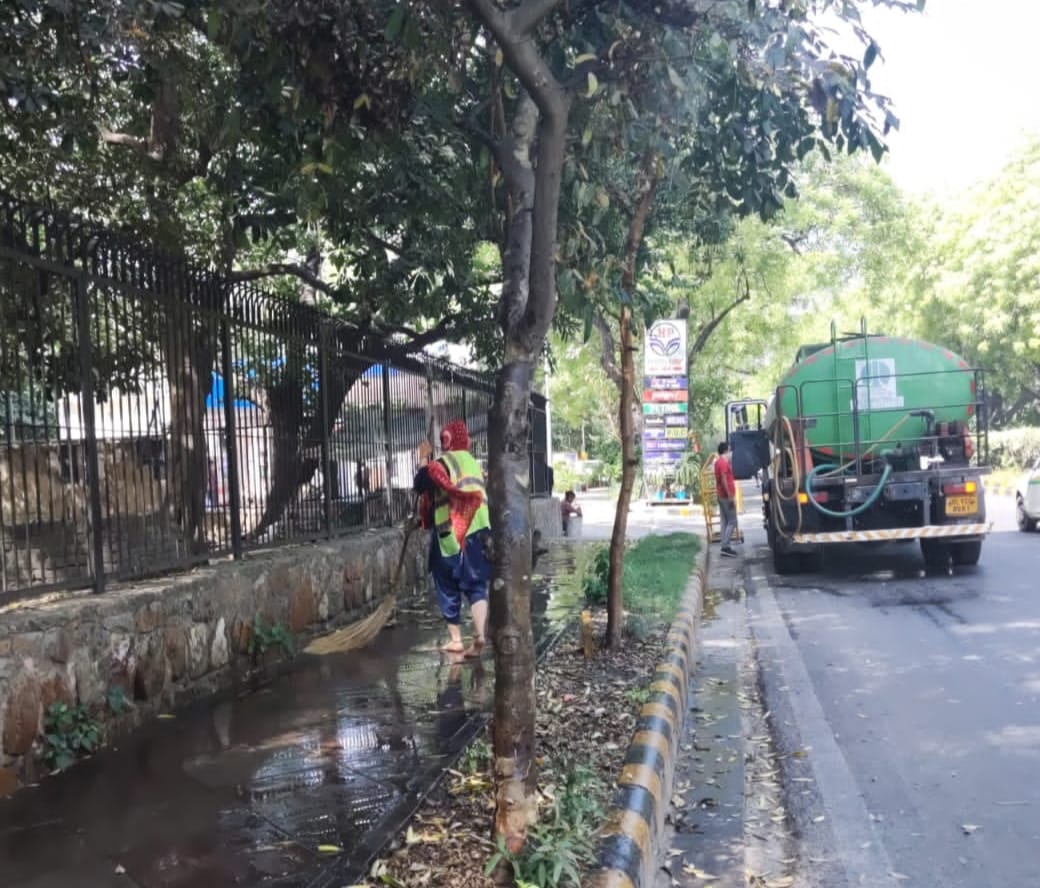 tweetndmc's tweet photo. Under Special Sanitation Drive #NDMC carried out wet cleaning of pavements at PM House, Safdarjung Road and Prithviraj Road.
#G20India
#BanonSingleUsePlastic
#SwachhSurvekshan2023
#CleanCity
@DeepaAthlete https://t.co/NfLiIP2680