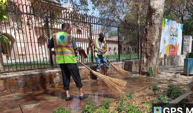 tweetndmc's tweet photo. Under Special Sanitation Drive #NDMC carried out wet cleaning of pavements at PM House, Safdarjung Road and Prithviraj Road.
#G20India
#BanonSingleUsePlastic
#SwachhSurvekshan2023
#CleanCity
@DeepaAthlete https://t.co/NfLiIP2680
