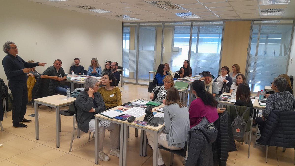 Infermeres_ACDI's tweet photo. Idea innovadora de les participants al Curs Digital #ACDI arran de les agressions a professionals del CAP La Mina. Crear un taulell intel.ligent que escanegi la retina i la veu de l'usuari del centre sanitari per detectar possibles anomalíes i activar alarmes internes i a @mossos https://t.co/y4HInFuS6D
