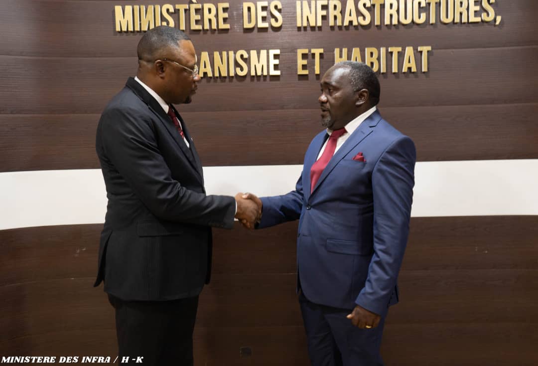 des_infras's tweet photo. Présenter les civilités au ministre des infrastructures, c'est la raison de la visite du chef d'antenne du bureau technique de contrôle. https://t.co/gQdlMLUsHM