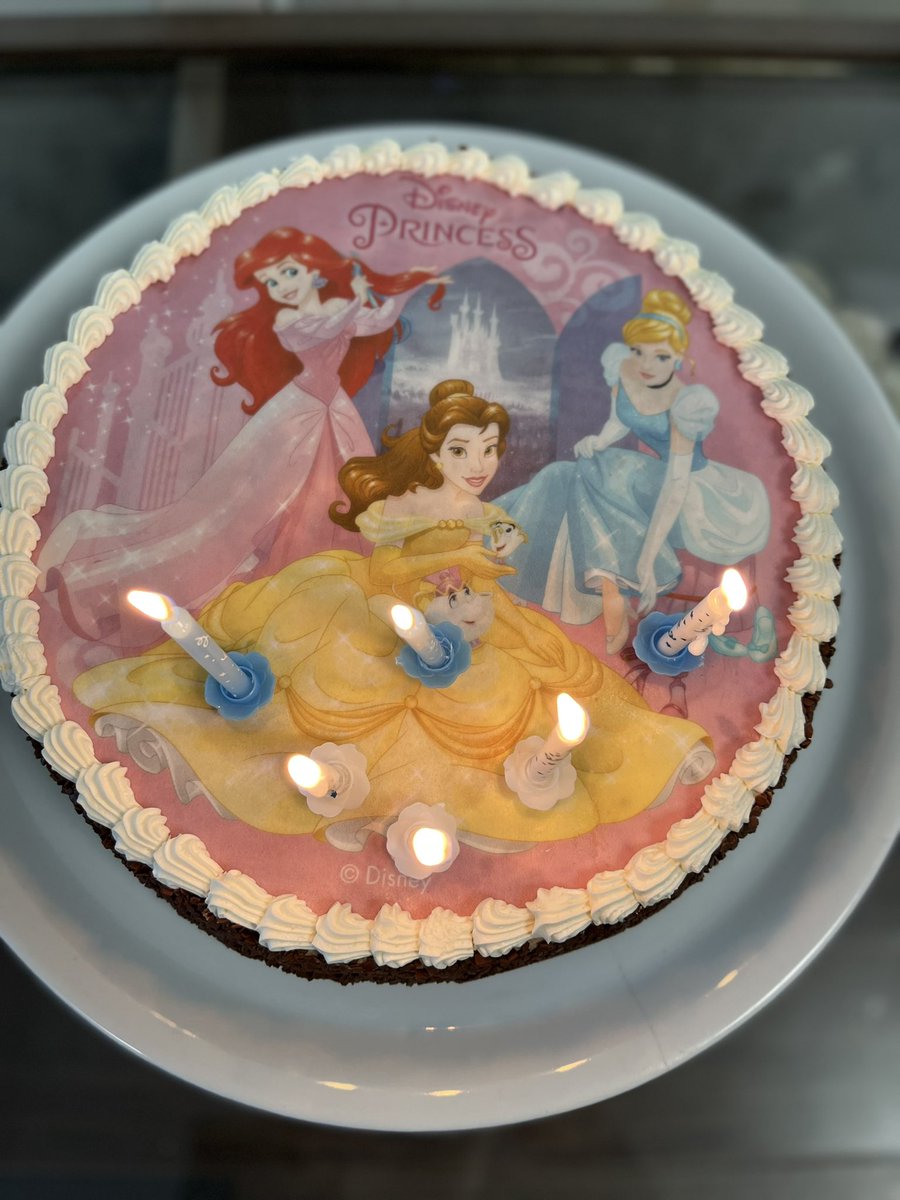 TeteBots's tweet photo. Dimanche dernier, nous avons organisé pour les 6 ans de Clarisse un #anniversaire unique et #personnalisé 🥳6️⃣ sur le thème des #codeurs !💻🤖Si vous souhaitez en savoir plus sur nos #formules d’anniversaire et vous inscrire, rendez-vous sur https://t.co/yhRCx2VkWO 
À bientôt😊 https://t.co/JuJ5eDgZMd