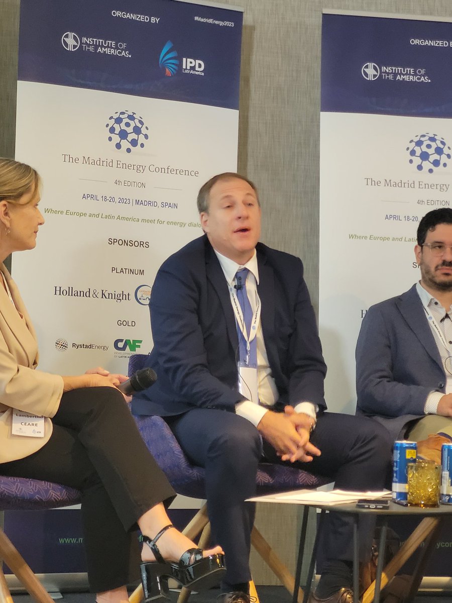 En nombre de <a href="/AncapUruguay/">ANCAP</a>, su gerente general Ignacio Horvath participa del panel que discute sobre los flujos de hidrógeno entre LA y Europa.
Uruguay fue presentado como "el campeón de la transición energética en LA"
<a href="/IOA_Energy/">IOA_Energy</a> <a href="/CEARE_UBA/">CEARE UBA</a> <a href="/charamelorichar/">Richard Charamelo</a>