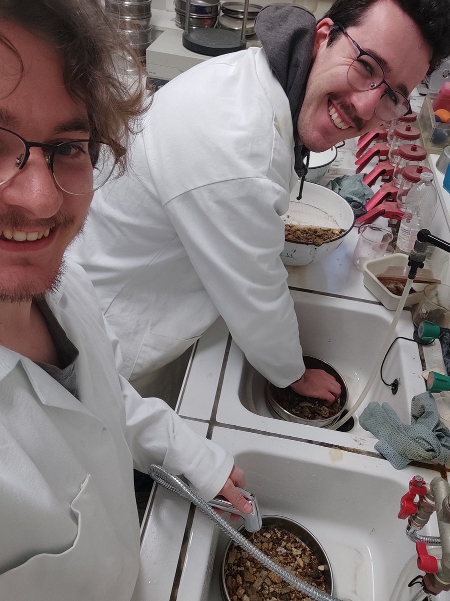 julien_berthe_'s tweet photo. Aujoud'hui dans le cadre des stages de M1 géoris au @ComGegenaa nous faisons de la sédimentologie sur des échantillons de siphon karstique pour comprendre la dynamique hydrologique de la Montagne de Reims. #recherche #hydrologie #eau #sédiment https://t.co/zaMhGFE1Ck