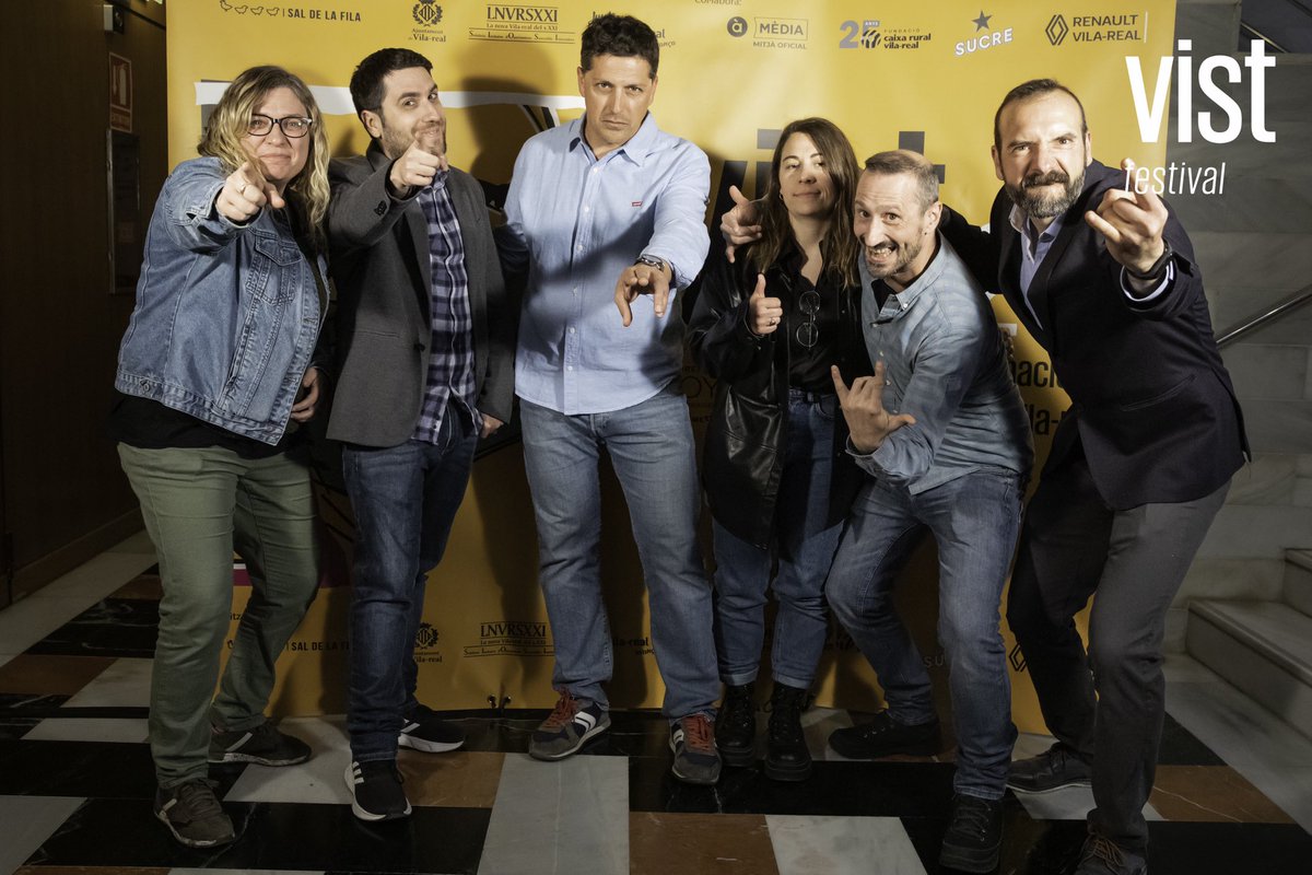 Un bon equip és el que permet que un bonic projecte puga nàixer i créixer 💛. Gràcies a l’associació ‘Sal de la fila’ per la seua implicació en l’organització d’este festival #VIST2023. 

📸 Sílvia Zr

#SalDeLaFila #vist #vistfestival #festivaldecine