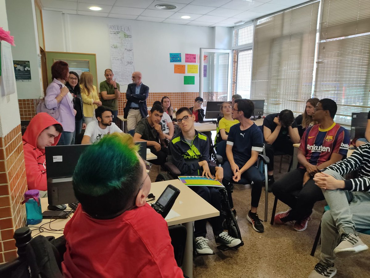 HeliosCansat's tweet photo. Visita de Vrio, empresa patrocinadora de nuestro Cansat #cansat23 #cansat2023 @europeanspaceagency @eserospain #famdif #vrioempresa https://t.co/0YldI17vyd