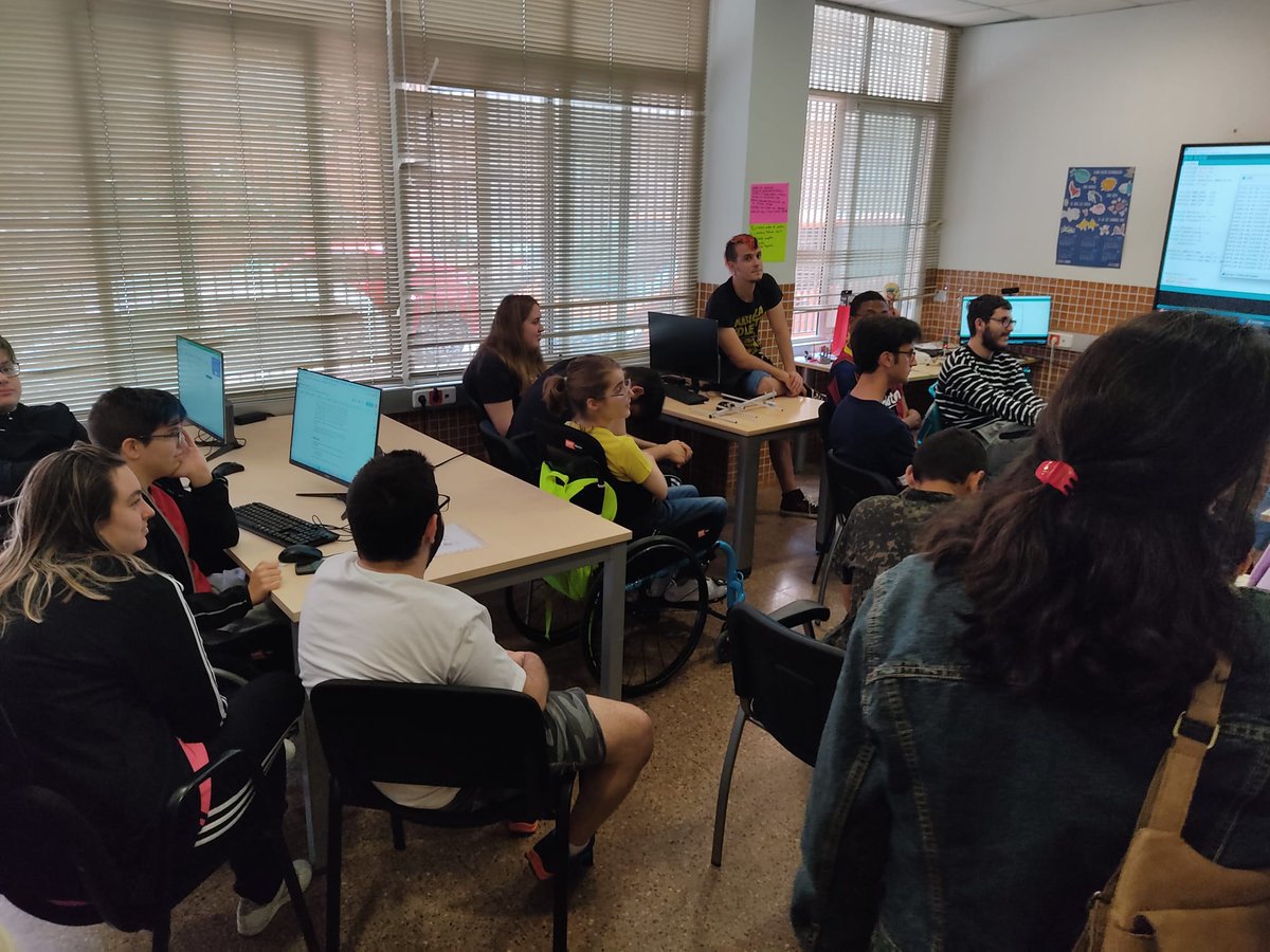 HeliosCansat's tweet photo. Visita de Vrio, empresa patrocinadora de nuestro Cansat #cansat23 #cansat2023 @europeanspaceagency @eserospain #famdif #vrioempresa https://t.co/0YldI17vyd