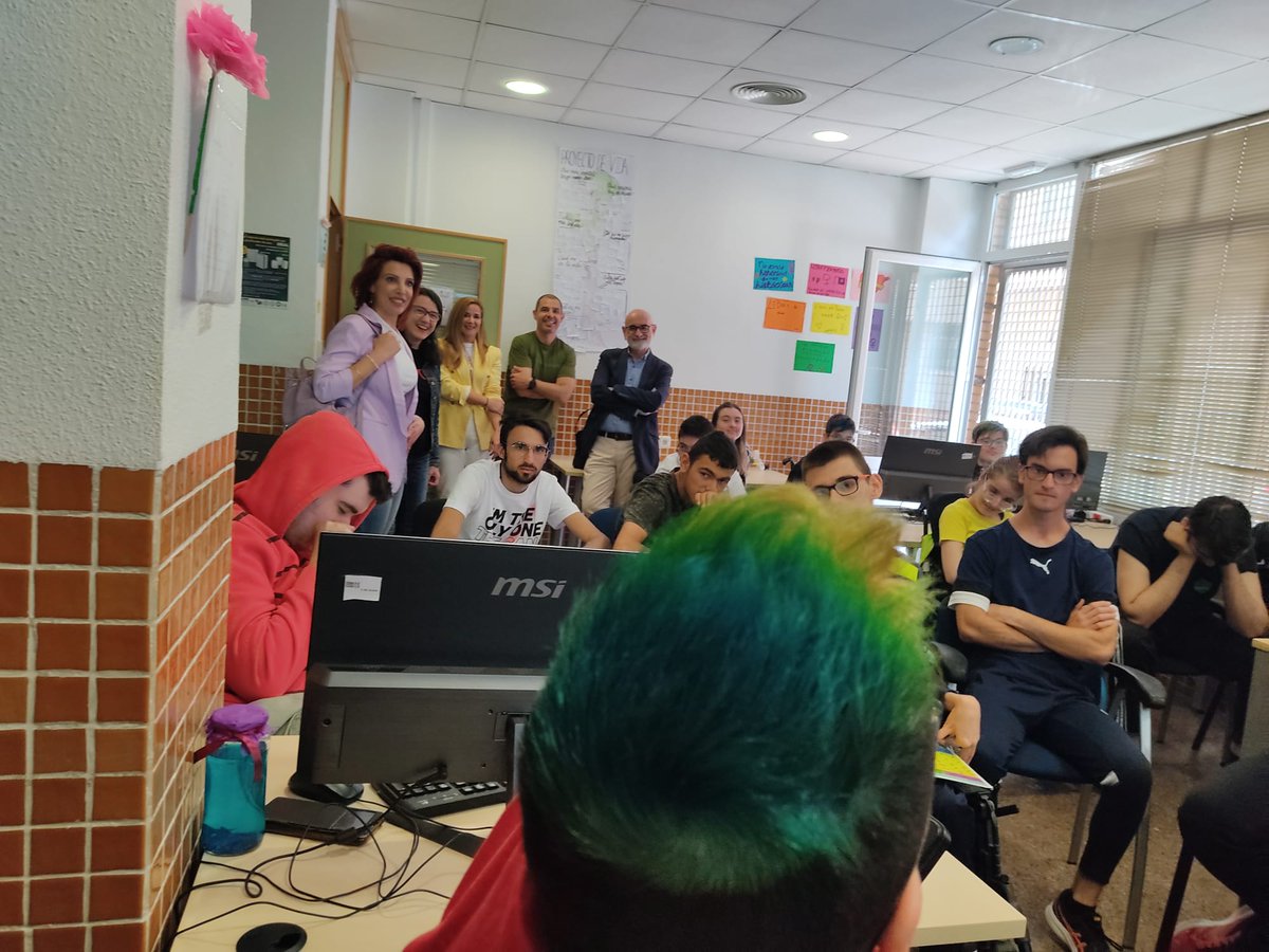 HeliosCansat's tweet photo. Visita de Vrio, empresa patrocinadora de nuestro Cansat #cansat23 #cansat2023 @europeanspaceagency @eserospain #famdif #vrioempresa https://t.co/0YldI17vyd