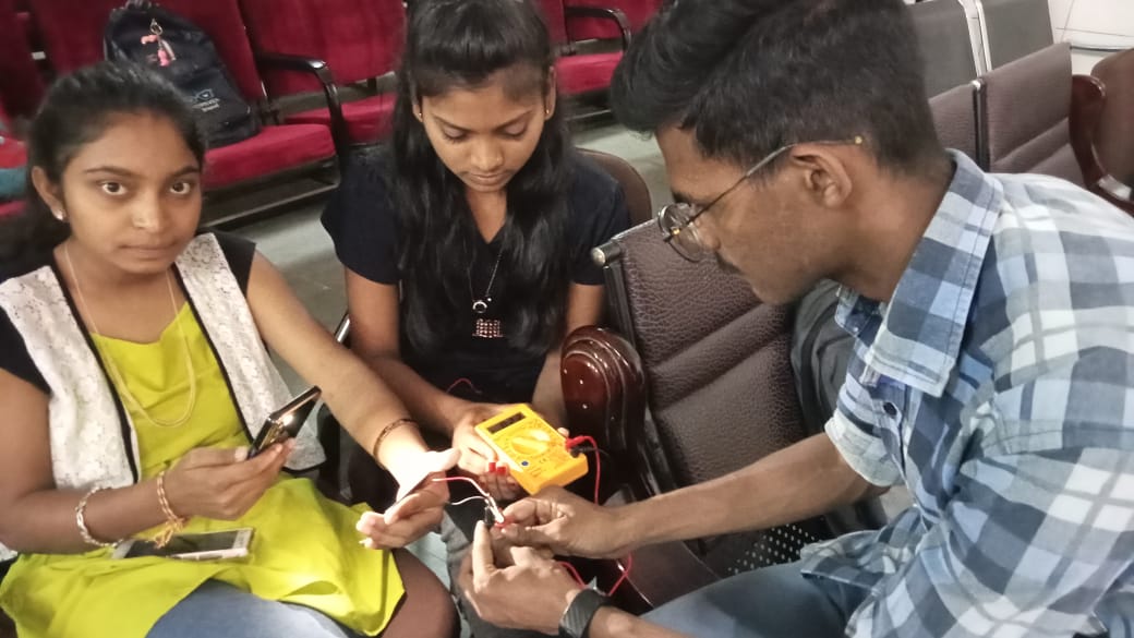 RajStembotix's tweet photo. Innovation Club Prabodh Level Training Day 4 on #Energysonservation #Advanceelectronics #STEMeducation at Smt.R.P. Chauhan Arts &amp; Smt. J.K. Shah &amp; Shri K.D. Shah Commerce College, Vyara,Tapi for Innovator students.
  @vnehra @narottamsahoo @InnoClubCHE @InfoGujcost @STEMbotix https://t.co/1LqHahEvlN