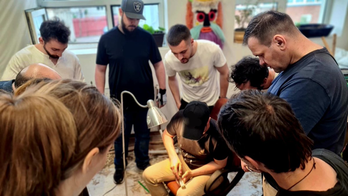 SubcarpatiOGs's tweet photo. These days, the spring workshop for crafting the 'caval' musical instrument is taking place at the Cultural Center under the guidance of master Adrian Mihaiu ⚡️
#TotCeSufla #SubcarpatiOGs #TraditionalToDigital https://t.co/EHOqvIJHAH