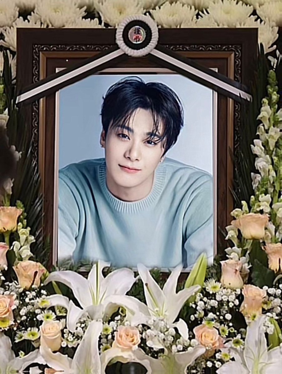 jicheolswaifeu's tweet photo. I never thought that fangirling would be this painful  :"((
Be the brightest star, bin-aah 🌟
I'll always love you forever 🥀
#ASTRO #MOONBIN #아스트로 #문빈 https://t.co/SjWT9ZkL1p
