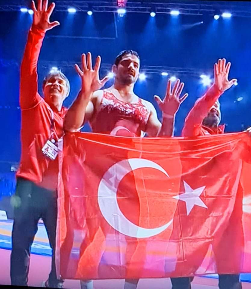 ZMudina's tweet photo. Dünyanın Baş Pehlivanı 10. AVRUPA ŞAMPİYONU 🇹🇷🥇
Taha Akgül!!!
Ulusal hazinemiz göğsümüzü kabartmaya devam ediyor... Ezeli rakibini eze eze yenerek rakipsiz olduğunu bir kez daha gösterdi. 👏👏👏
#tahaakguel
#Zagrep
#şampiyon
#başpehlivan https://t.co/RC8ilTc14C