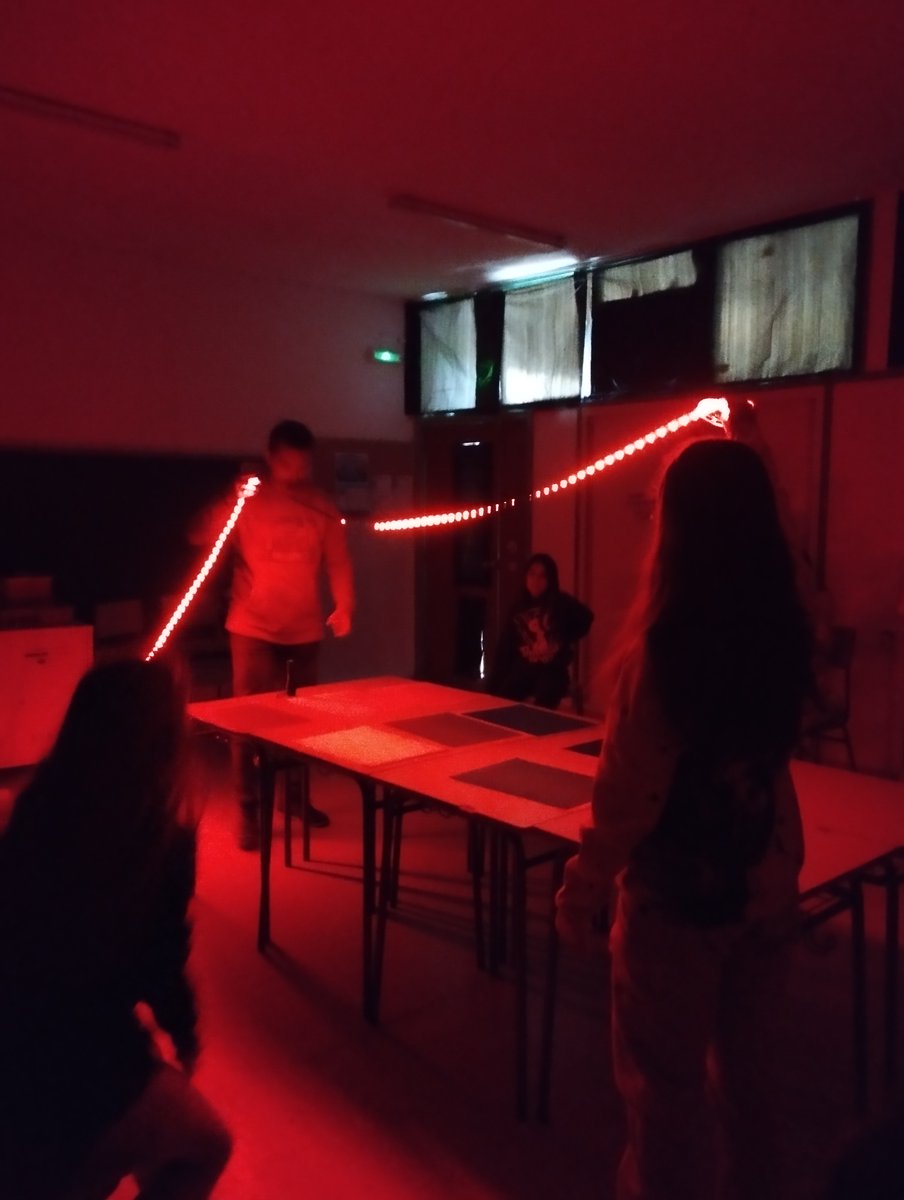 UCDivulga's tweet photo. @olgacondeprof, profesora del Grupo de Ingeniería Fotónica del Departamento #TEISA de @unican llevó su actividad de divulgación 'La fotónica se va al Cole' del programa #CienciaCircular #G9Missions al CEIP Eugenio Perojo de #Liérganes 👏👏 os dejamos algunas imágenes 😍⬇️ https://t.co/eIgx0Tzd16