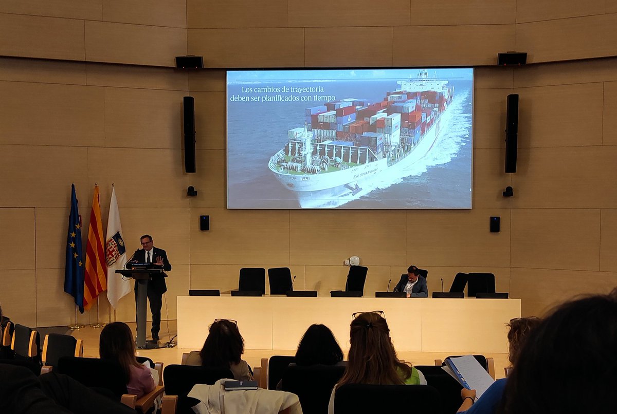 lmarzoak's tweet photo. La velocitat del canvi en institucions grans. Reflexions del vicerector de Transformació digital @xtriado @UniBarcelona dins la jornada d'aprenentatge en línia i educació del futur, amb @OpenLMSteam
i @seidor 
@idp_iceub @SDocenciaCRAIUB https://t.co/4hLmvrT9Je
