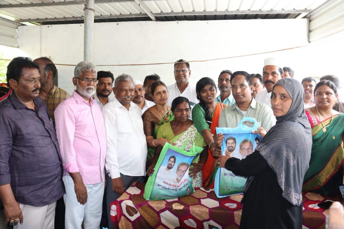 drjaganmohanrao's tweet photo. వీరులపాడు మండలంలోని  జూజ్జురు, పెద్దాపురం గ్రామాలలో రంజాన్ మాసం సందర్భంగా షేక్ కరిముల్లా గారు ఏర్పాటు చేసిన రంజాన్ తోఫా పంపిణీ కార్యక్రమంలో ముఖ్య అతిథిగా పాల్గొని ముస్లింలకు రంజాన్ కానుకగా నిత్యావసర వస్తువులు అందజేయడం జరిగింది.

#DrJaganMohanRaoMonditoka  #Ramadan #Thofa https://t.co/aMoYLZ2YoV