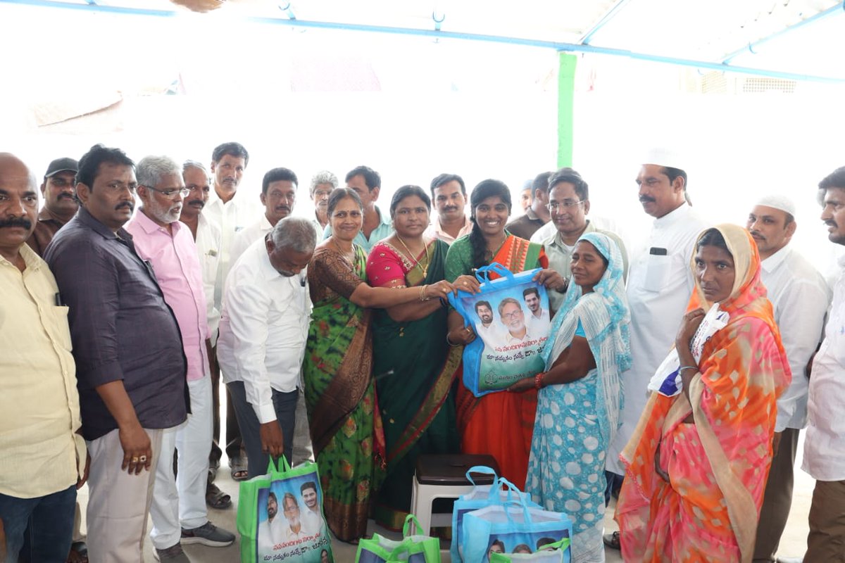 drjaganmohanrao's tweet photo. వీరులపాడు మండలంలోని  జూజ్జురు, పెద్దాపురం గ్రామాలలో రంజాన్ మాసం సందర్భంగా షేక్ కరిముల్లా గారు ఏర్పాటు చేసిన రంజాన్ తోఫా పంపిణీ కార్యక్రమంలో ముఖ్య అతిథిగా పాల్గొని ముస్లింలకు రంజాన్ కానుకగా నిత్యావసర వస్తువులు అందజేయడం జరిగింది.

#DrJaganMohanRaoMonditoka  #Ramadan #Thofa https://t.co/aMoYLZ2YoV