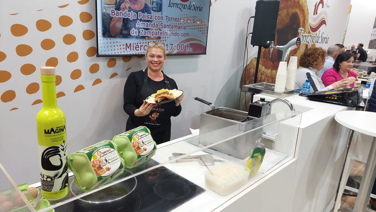 #patatasrevolconas con #torreznodesoria de <a href="/celestedlabanda/">celestedelabanda</a> y #bandejapaisa fusionada con #torreznodesoria de <a href="/zampatelmundo/">Amanda Sntm</a> en el Tercer día en el @SalonGourmets

Hoy último día, acércate a <a href="/IFEMA/">IFEMA MADRID</a>, pabellón 4, stand 4H02.

#torrezno #soria #energiasaludable #SG23 <a href="/GrupoGourmets/">Grupo Gourmets</a>