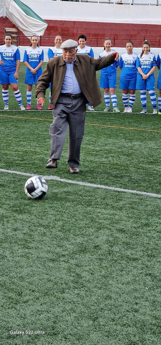 GuzmanRaqel's tweet photo. Mi abuelo también es el #AbueloDelIcodense ❤️
Ayer el Ayto. de Icod le hizo un pequeño homenaje y él contento dice a todo que ¡sí! 
Dice que todavía tiene fuerza para chutar el balón ¡es el mejor! 😂
Es un orgullo para la familia
Gracias a tod@s ❤️
#AbueloDelTete https://t.co/G7raCUuKKg