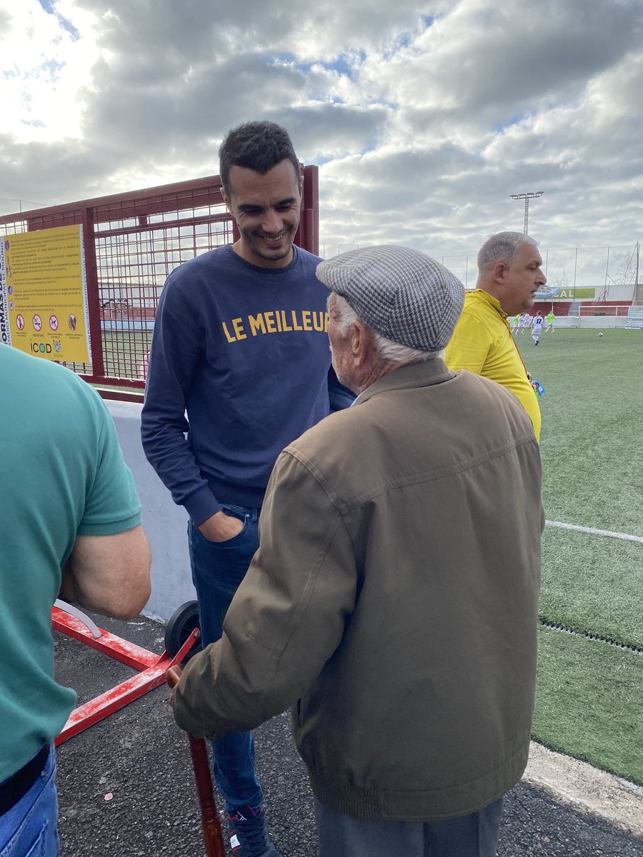 GuzmanRaqel's tweet photo. Mi abuelo también es el #AbueloDelIcodense ❤️
Ayer el Ayto. de Icod le hizo un pequeño homenaje y él contento dice a todo que ¡sí! 
Dice que todavía tiene fuerza para chutar el balón ¡es el mejor! 😂
Es un orgullo para la familia
Gracias a tod@s ❤️
#AbueloDelTete https://t.co/G7raCUuKKg
