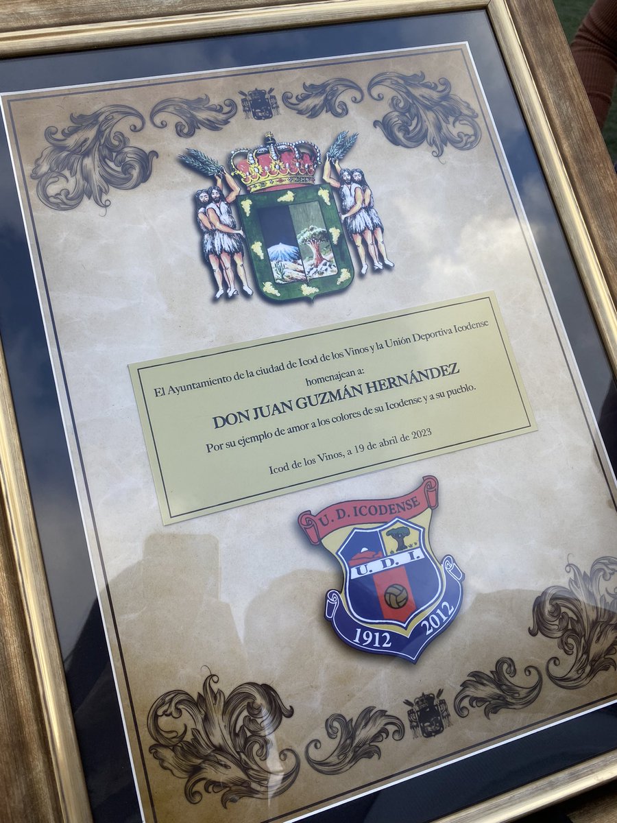 GuzmanRaqel's tweet photo. Mi abuelo también es el #AbueloDelIcodense ❤️
Ayer el Ayto. de Icod le hizo un pequeño homenaje y él contento dice a todo que ¡sí! 
Dice que todavía tiene fuerza para chutar el balón ¡es el mejor! 😂
Es un orgullo para la familia
Gracias a tod@s ❤️
#AbueloDelTete https://t.co/G7raCUuKKg