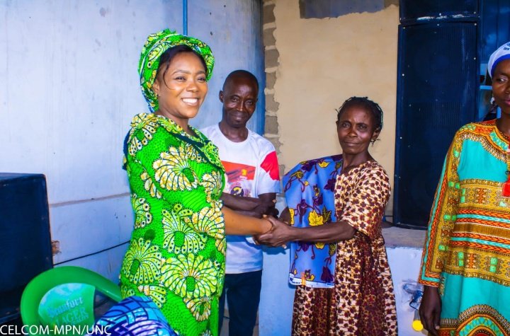 VMundiem's tweet photo. UNC-MPN, Mobilisation et Propagande Nationale
Kongo Central, le 17 Avril 2023
Le bal était ouvert dans la cité de #Kindamba où elle a remis des pagnes à plus de 200 femmes, puis s'en est suivi l'étape de la cité de #Shell où une multitude des femmes ont reçu des pagnes. https://t.co/6yvhnxvyT4
