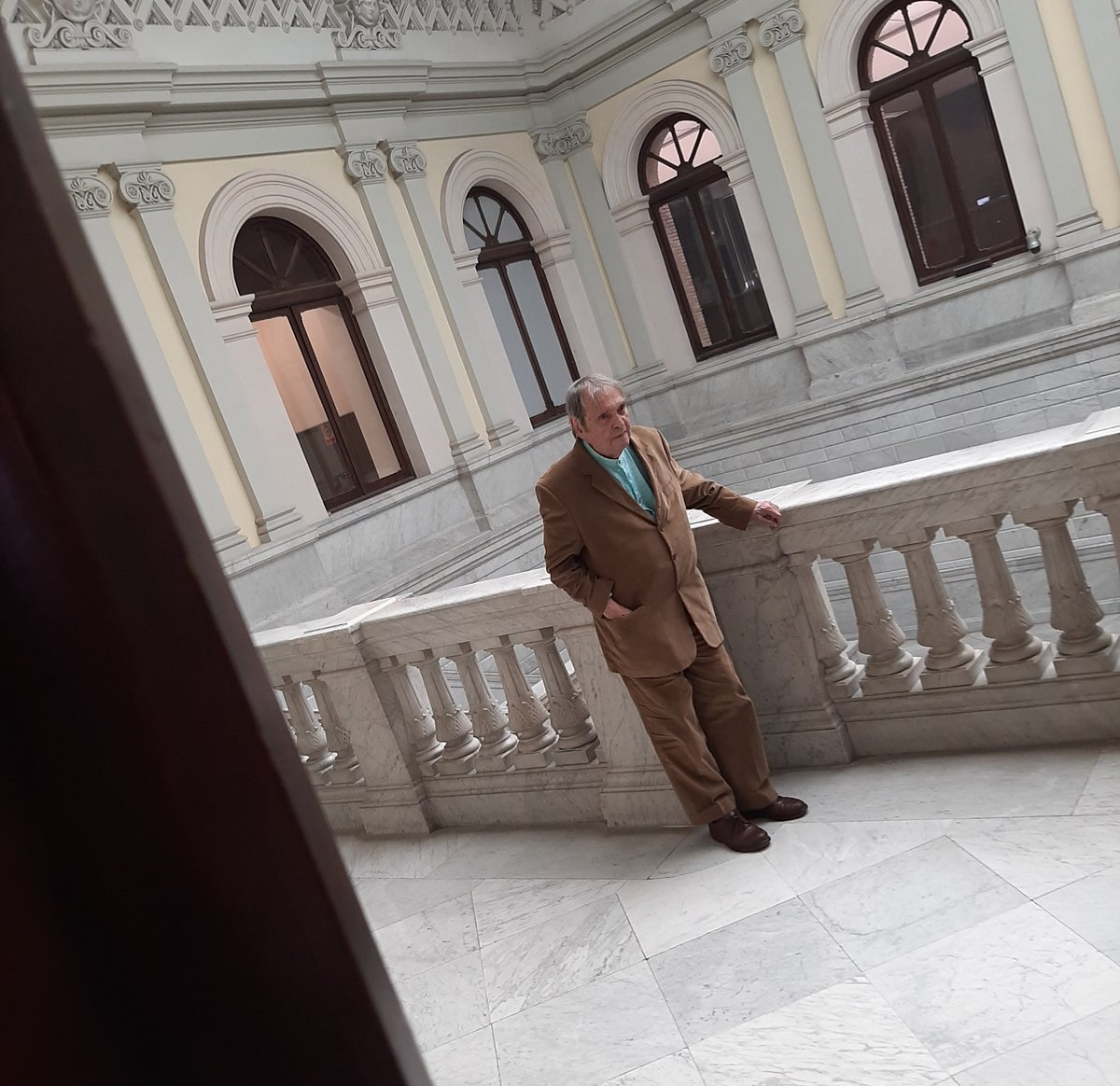Y llega Rafael Cadenas a la Biblioteca Nacional.