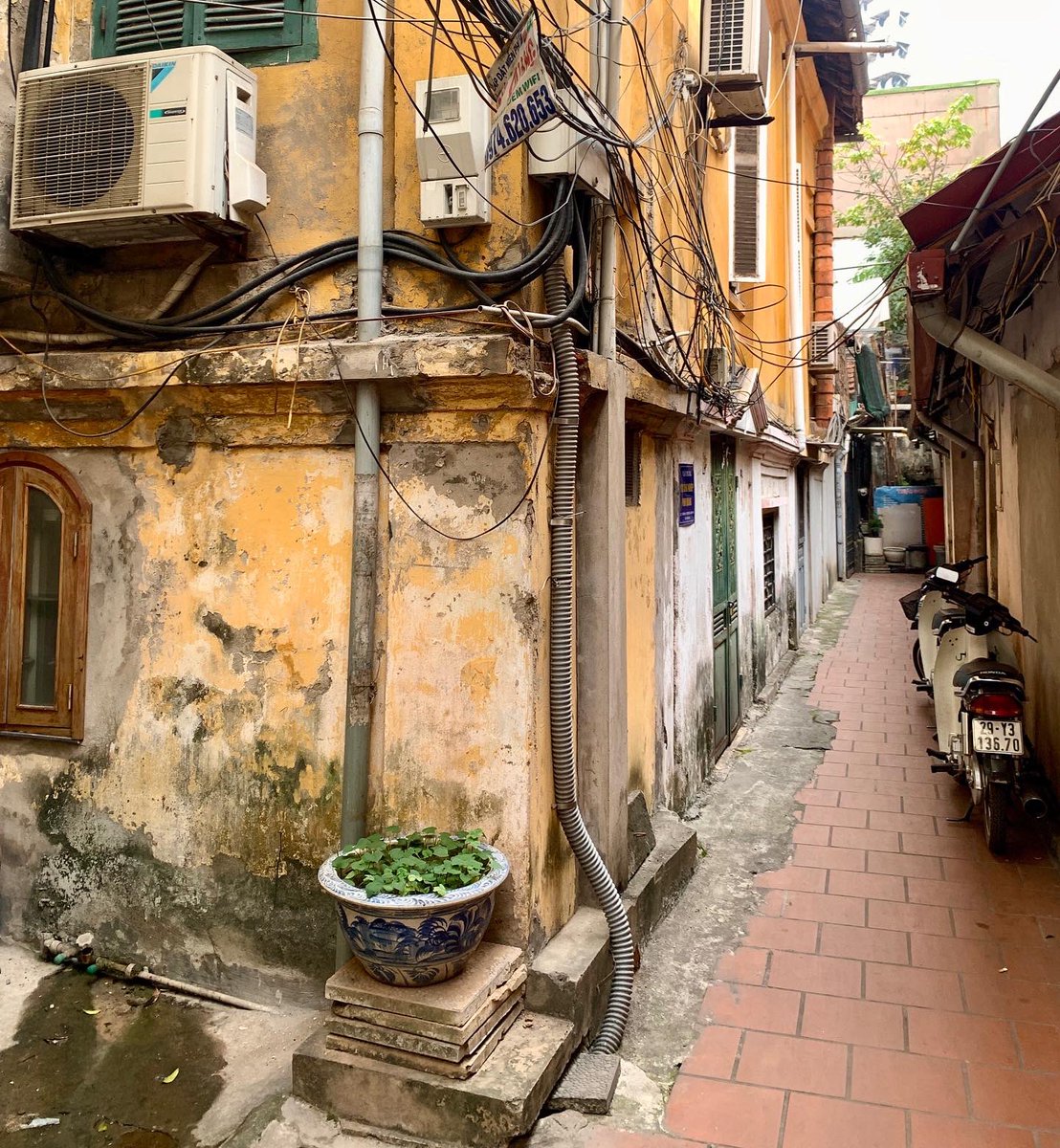 flavorsofhanoi's tweet photo. Hanoi’s French colonial buildings on our foodie walk.

#flavorsofhanoi https://t.co/p6RkdFjvOD