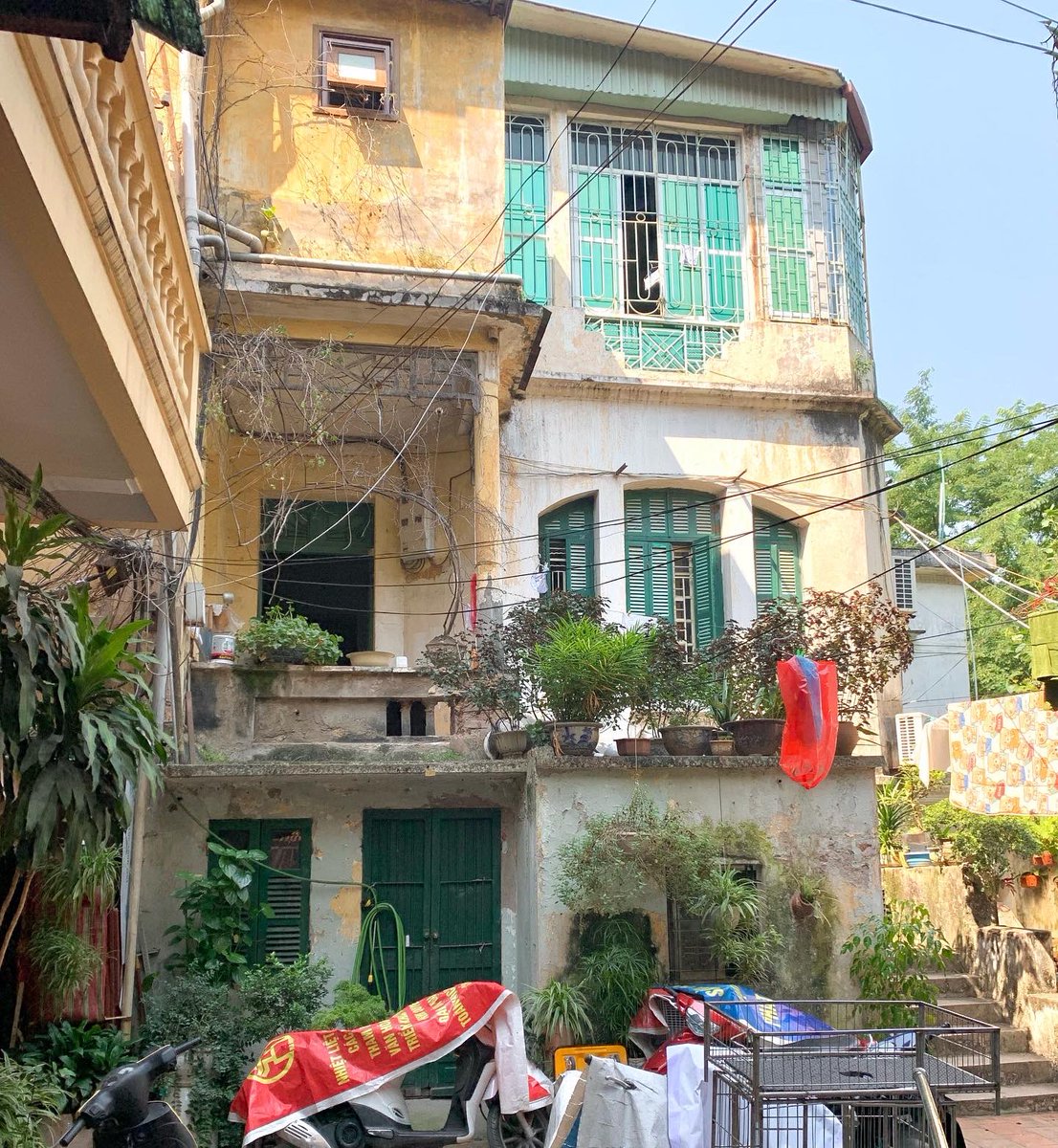 flavorsofhanoi's tweet photo. Hanoi’s French colonial buildings on our foodie walk.

#flavorsofhanoi https://t.co/p6RkdFjvOD