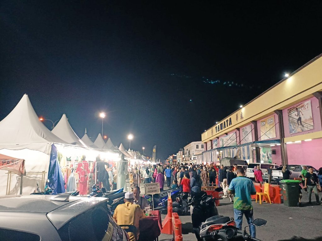 Hazim_Yazi's tweet photo. HARI RAYA CELEBRATION AMID MALAYSIA'S ECONOMIC UNCERTAINTY.

[A THREAD]

#COM201 #COM2012C #harirayaaidilfitri #hariraya #aidilfitri2023 https://t.co/KPFSYiW7ar