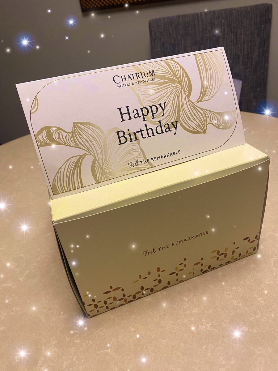 an68113478's tweet photo. 🇹🇭滞在中、買い物から帰ってきたらテーブルの上に🎂箱あってびっくりしてたら娘が怖いーなになに?怖い(;;)って涙目になってた😂怖がらせてごめんよ😆
4○歳、🇹🇭で素敵な誕生日迎えられて幸せでした☺️💖
#chatriumsathon https://t.co/KjTGqk1oP3