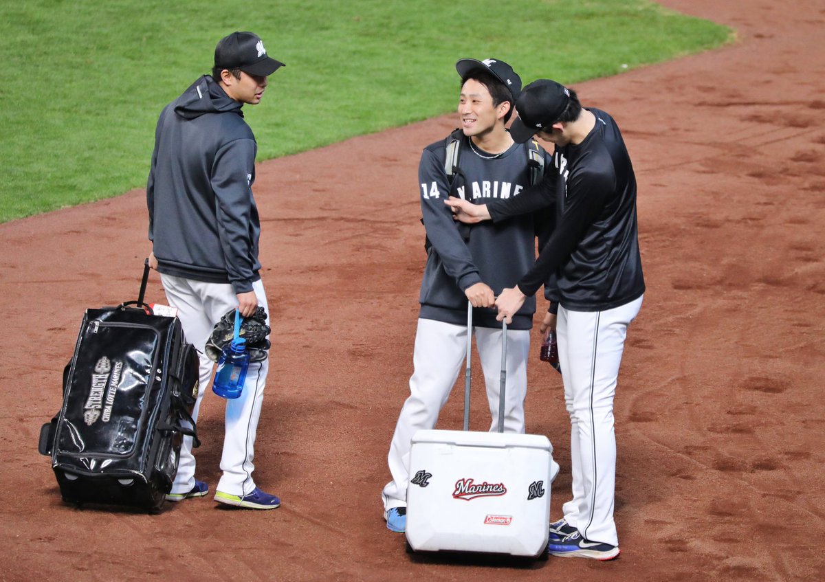 a_kr1205's tweet photo. 小島とじゃれる朗希💨
in エスコンフィールド

#chibalotte 
#佐々木朗希 #小島和哉
#エスコンフィールド https://t.co/7MoGQbkc3c