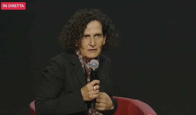 .@paola_Inverardi risponde alle domande di <a href="/alvaromoretti/">Alvaro Moretti</a> e #CostanzaCalabrese: "I sistemi devono sempre controllati da parte degli umani. Quanti di voi sono in controllo con il proprio smartphone in questo momento?"