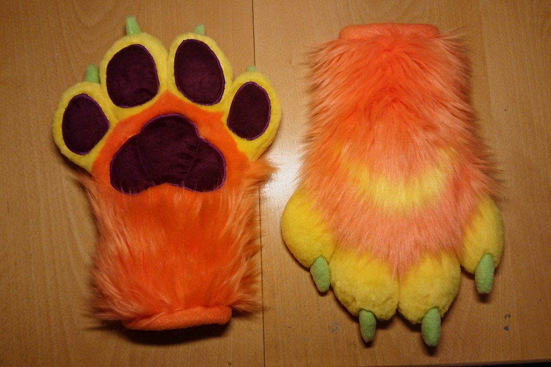 Open for 1-2 pairs of handpaws, preferably toony 🐾 Many styles ✨
Starting at 200€ + s&amp;h
PM to discuss more ✉️
