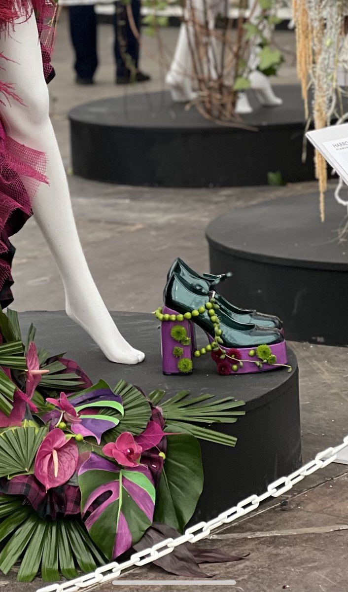 TVRadioPeg's tweet photo. There are no words in the English language to say how much I love this floral @FollowWestwood tribute by Kirsty Noble at @HarrogateFlower
Look at those shoes!
💖💚🌺🌺🌸🌸🌺🌺💚💖
#radioreporter #journalist #VivienneWestwood https://t.co/5GXNRVdV4S