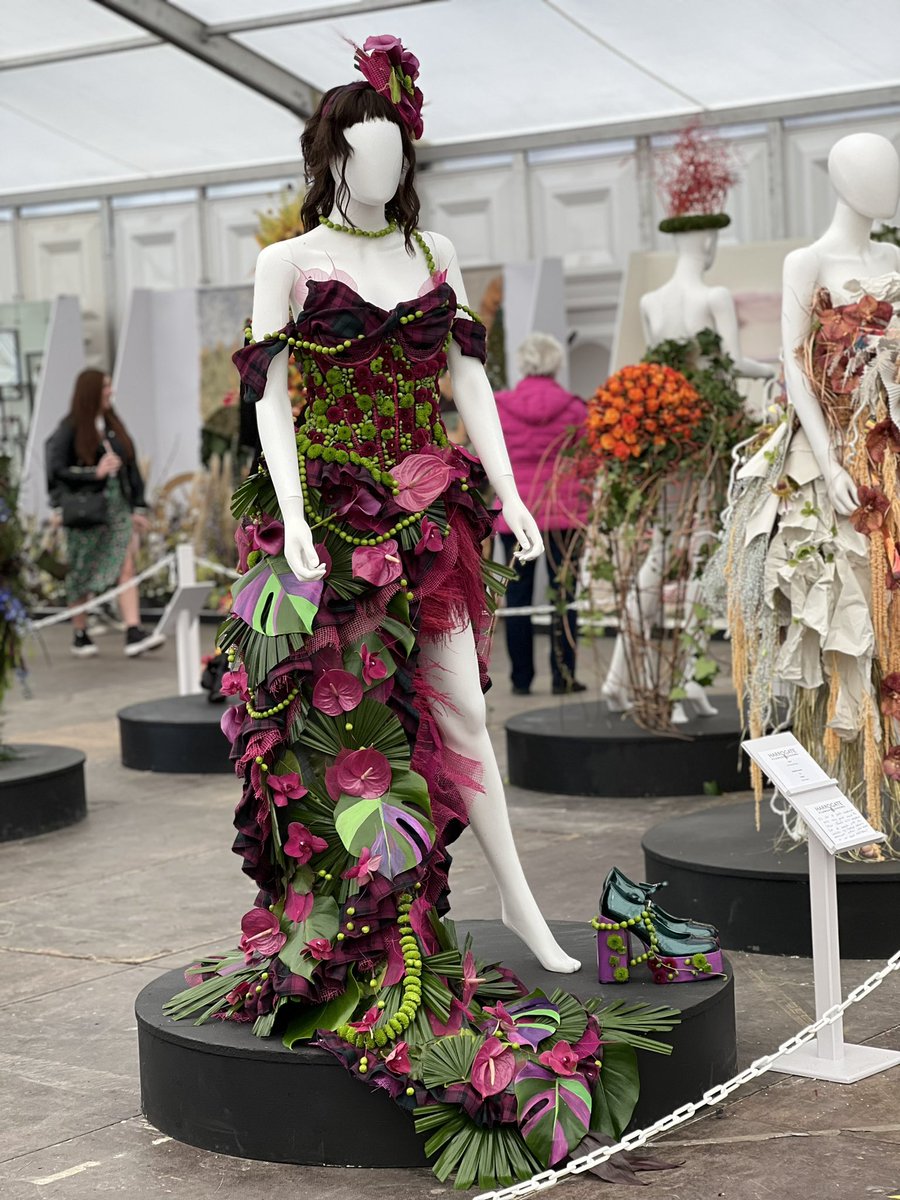 TVRadioPeg's tweet photo. There are no words in the English language to say how much I love this floral @FollowWestwood tribute by Kirsty Noble at @HarrogateFlower
Look at those shoes!
💖💚🌺🌺🌸🌸🌺🌺💚💖
#radioreporter #journalist #VivienneWestwood https://t.co/5GXNRVdV4S