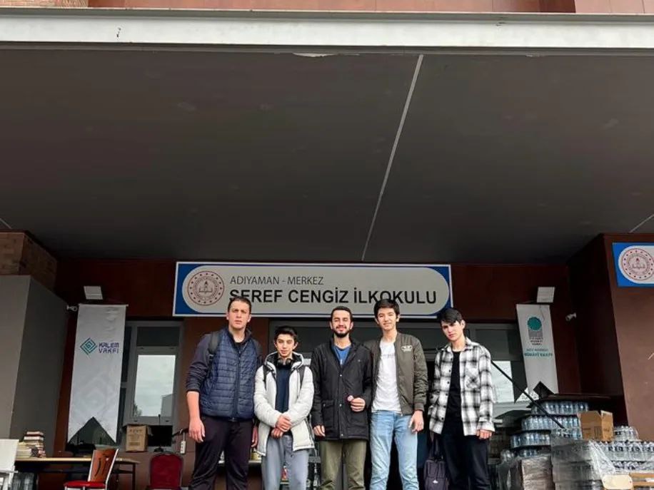 sahsiyetakd's tweet photo. 📌 Şahsiyet Akademisi Adıyaman

📎 Deprem bölgesindeki vatandaşlarımıza destek olmak maksadıyla tarih 18-19 Mart tarihlerinde öğrencilerimizin gayretleriyle, Hüdayi Acıbadem Külliyesi'nde düzenlediğimiz kermes de üstün çaba gösteren ekibimizi deprem bölgesinde🤲 https://t.co/OONZmYjJVx