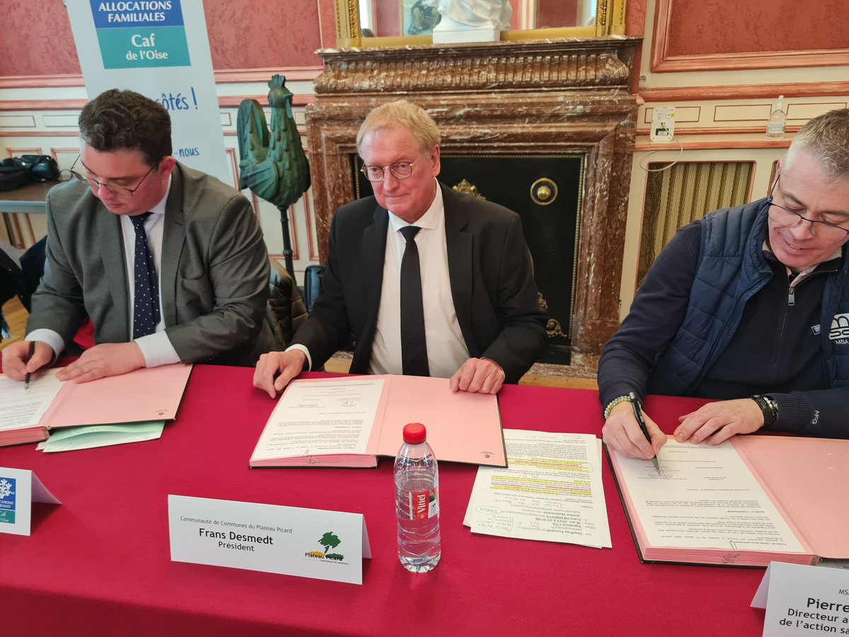 MSA_Picardie's tweet photo. 📑 La @CafOise,  la Communauté de Communes du Plateau Picard et la #MSAPicardie se sont rencontrés pour signer une Convention Territoriale Globale. L'objectif est de soutenir les actions en faveur de la famille et de la petite enfance. 👪 https://t.co/WUmU8XZAiw