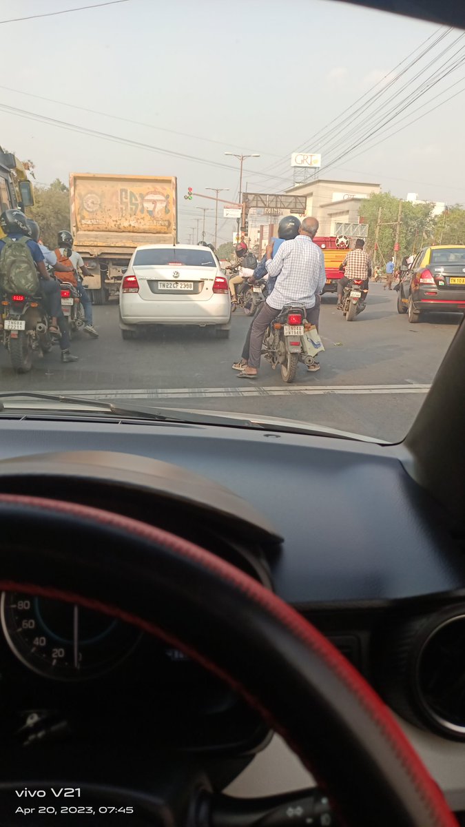 bhalamuraali's tweet photo. Many vehicles standing beyond the stop line. Few vehicle numbers captured in the camera.
Location: Tambaram Sanatorium (MEPS) signal
TN 19 M 4601
TN 22 CF 2398
TN 04 AM 1946
TN 68 AE 2211
@COPTBM FYKR and Action https://t.co/c4x0xL1T8R