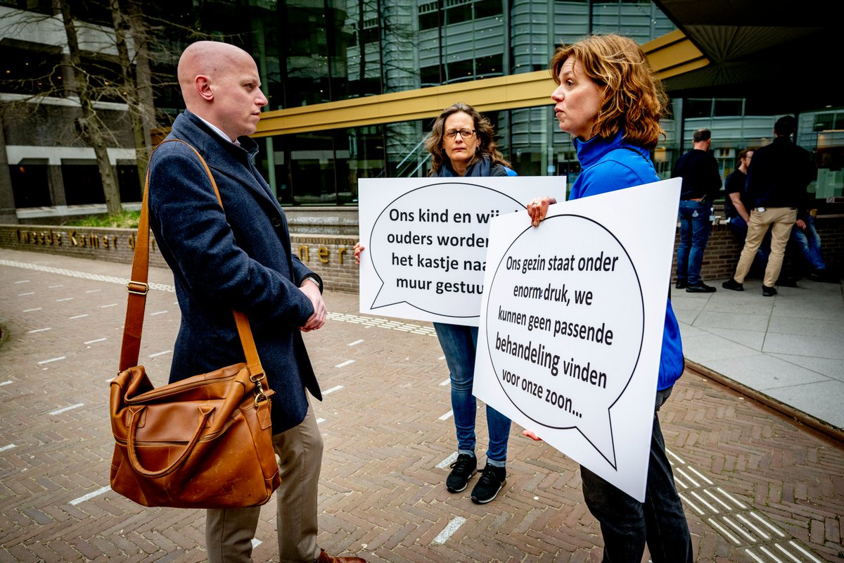 wijzijnmind's tweet photo. MIND vraagt samen met professionals en brancheorganisaties aandacht voor de noodzaak om tempo te maken met verbeteringen in de #jeugdzorg. We voerden vanochtend actie bij de Tweede Kamer met ouders, jongeren en hulpverleners voor betere zorg voor de jeugd: https://t.co/2H3cipjhwZ https://t.co/jm3Efr3XIT