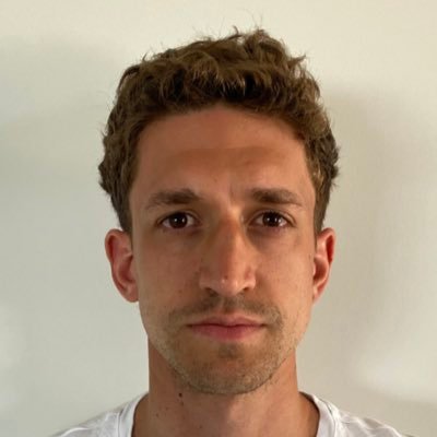 Sinds eind maart zit hij eenzaam in een Russische cel: <a href="/WSJ/">The Wall Street Journal</a> journalist <a href="/evangershkovich/">Evan Gershkovich</a>. Dinsdag verscheen hij voor het eerst, letterlijk in een glazen kooi. <a href="/PjotrSauer/">Pjotr Sauer</a> is Evans beste vriend en heeft contact met z'n ouders. Hij is te gast. 11.30u, <a href="/NPORadio1/">NPO Radio 1</a>. #FreeEvan #WNL