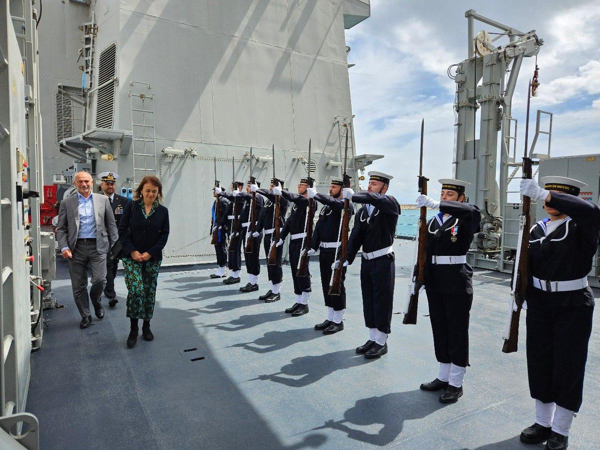 Operazione Noble Shield #NaveThaondiRevel visita delComandante tattico del dispositivo NATO @COM_SNMG2 Rear Admiral Michael Sciretta della US Navy e in sosta nel porto di Larnaka,l’Ambasciatore d’Italia a Cipro dottssa.Federica Ferrari Bravo e il capitano Constantinos A.Yennadiou