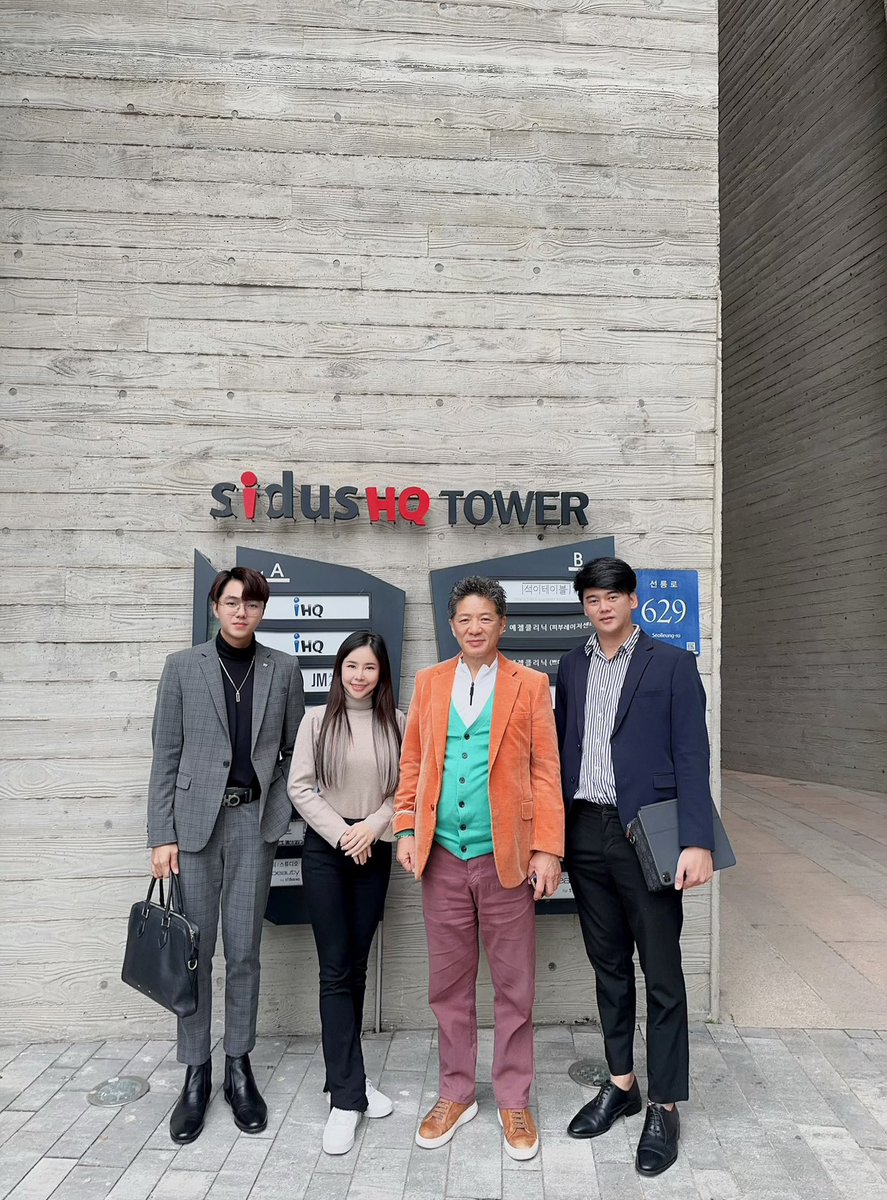 khunkim_ceo's tweet image. iHQ ตอนเด็กๆก็ดูซีรีย์เกาหลีเขามาตลอด วันนี้ได้มีโอกาสมาร่วมธุรกิจกับท่านประธานบริษัทแล้ว 🙏🏻
#oppame #iHQ #entertainment #ดาราเกาหลี #ซีรีย์เกาหลี #KPOP #รีวิวเกาหลี