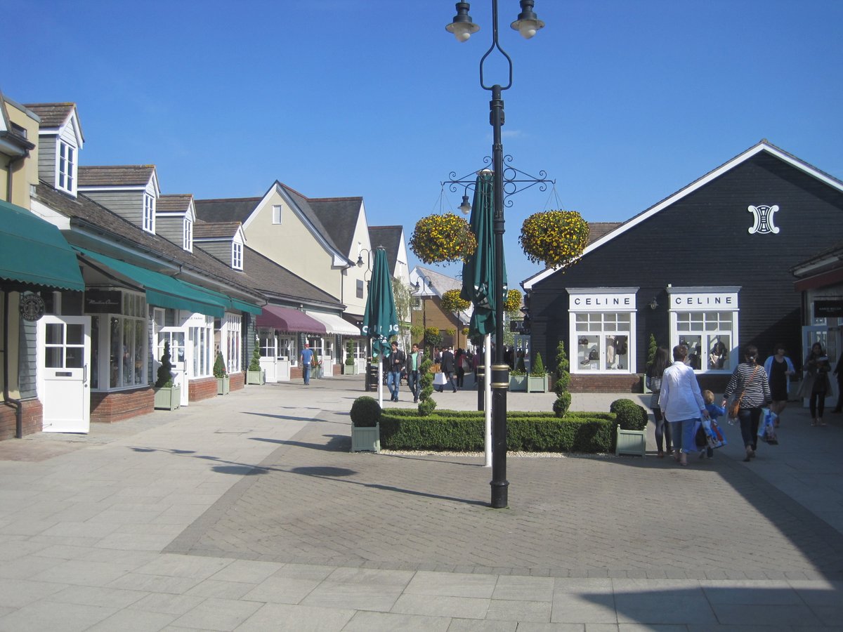 OutletsUK's tweet photo. Looking for a designer bargain? Check out our review of Bicester Village Designer Outlet https://t.co/zUN1m0qmq6 #bicestervillage #discounts https://t.co/c4ZtgIrQ6A