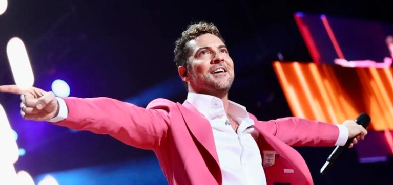 "¿Cómo están los máquinas?" <a href="/davidbisbal/">davidbisbal</a> se hace viral  por su cálido recibimiento de algunos fans que le esperaban. Un claro ejemplo de ser #profesional dentro y fuera 👏👏🥳¿No te gustaría, como #empresa, hacerte viral por algo así? 😊🌟🌟🌟🌟🌟 puedes tener #clientesfans ❤️