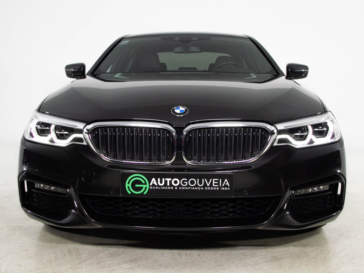 AutoGouveia's tweet photo. BMW 530 E IPERFORMANCE PACK M AUT
O 530e assume-se como o híbrido que vem colocar em causa os Diesel. Confortável, rápido e muito económico, podendo selecionar o modo MAX eDrive e forçar a condução zero emissões em recurso puramente elétrico.
https://t.co/w9LfEWT9AI https://t.co/ZxO185LnF9