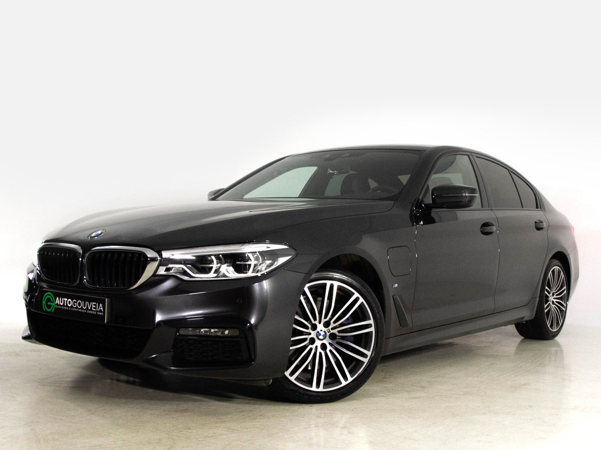 AutoGouveia's tweet photo. BMW 530 E IPERFORMANCE PACK M AUT
O 530e assume-se como o híbrido que vem colocar em causa os Diesel. Confortável, rápido e muito económico, podendo selecionar o modo MAX eDrive e forçar a condução zero emissões em recurso puramente elétrico.
https://t.co/w9LfEWT9AI https://t.co/ZxO185LnF9