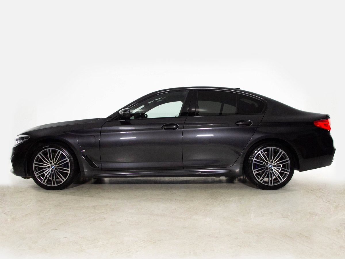 AutoGouveia's tweet photo. BMW 530 E IPERFORMANCE PACK M AUT
O 530e assume-se como o híbrido que vem colocar em causa os Diesel. Confortável, rápido e muito económico, podendo selecionar o modo MAX eDrive e forçar a condução zero emissões em recurso puramente elétrico.
https://t.co/w9LfEWT9AI https://t.co/ZxO185LnF9