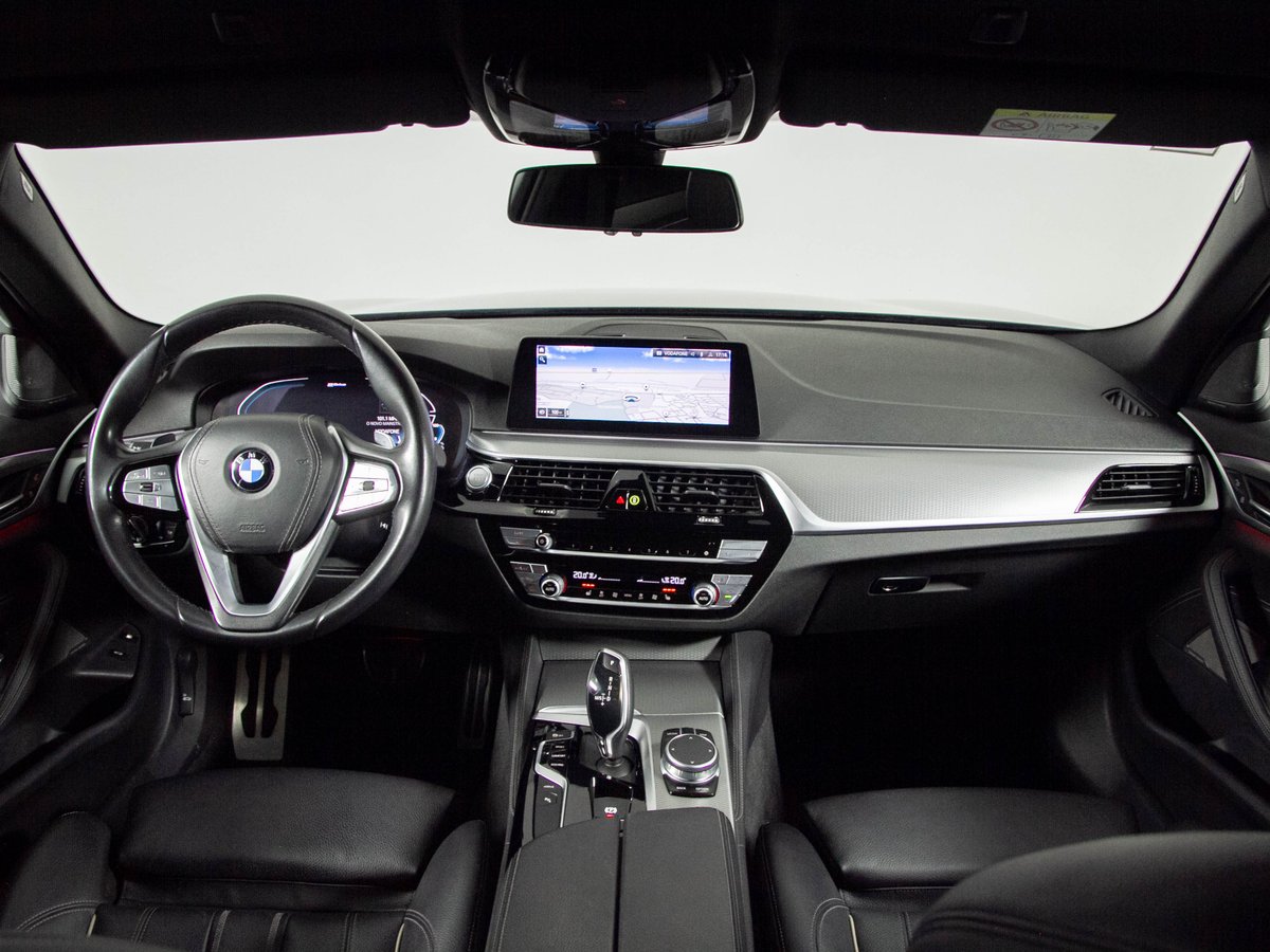 AutoGouveia's tweet photo. BMW 530 E IPERFORMANCE PACK M AUT
O 530e assume-se como o híbrido que vem colocar em causa os Diesel. Confortável, rápido e muito económico, podendo selecionar o modo MAX eDrive e forçar a condução zero emissões em recurso puramente elétrico.
https://t.co/w9LfEWT9AI https://t.co/ZxO185LnF9