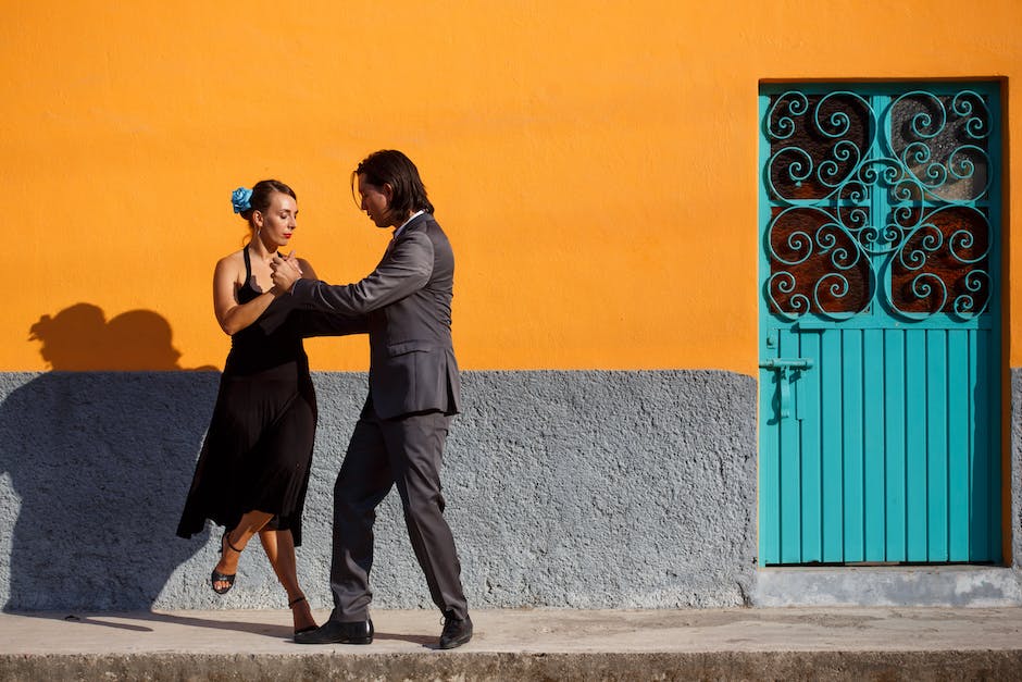 RAEinforma's tweet photo. Consultas de la semana | ¿Cuándo es «sobre todo» y cuándo «sobretodo»?

«Sobre todo» es una locución adverbial que significa ‘especialmente’: «Me gusta, sobre todo, bailar tango». «Sobretodo» es un nombre que significa ‘prenda que se coloca sobre otras’: «Se puso un sobretodo». https://t.co/Mer2XKjeBO